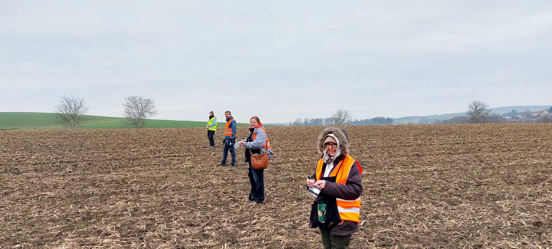 Gemeinsam mit Citizen Scientists wird auf den Äckern der Region systematisch nach steinzeitlichen Funden gesucht 