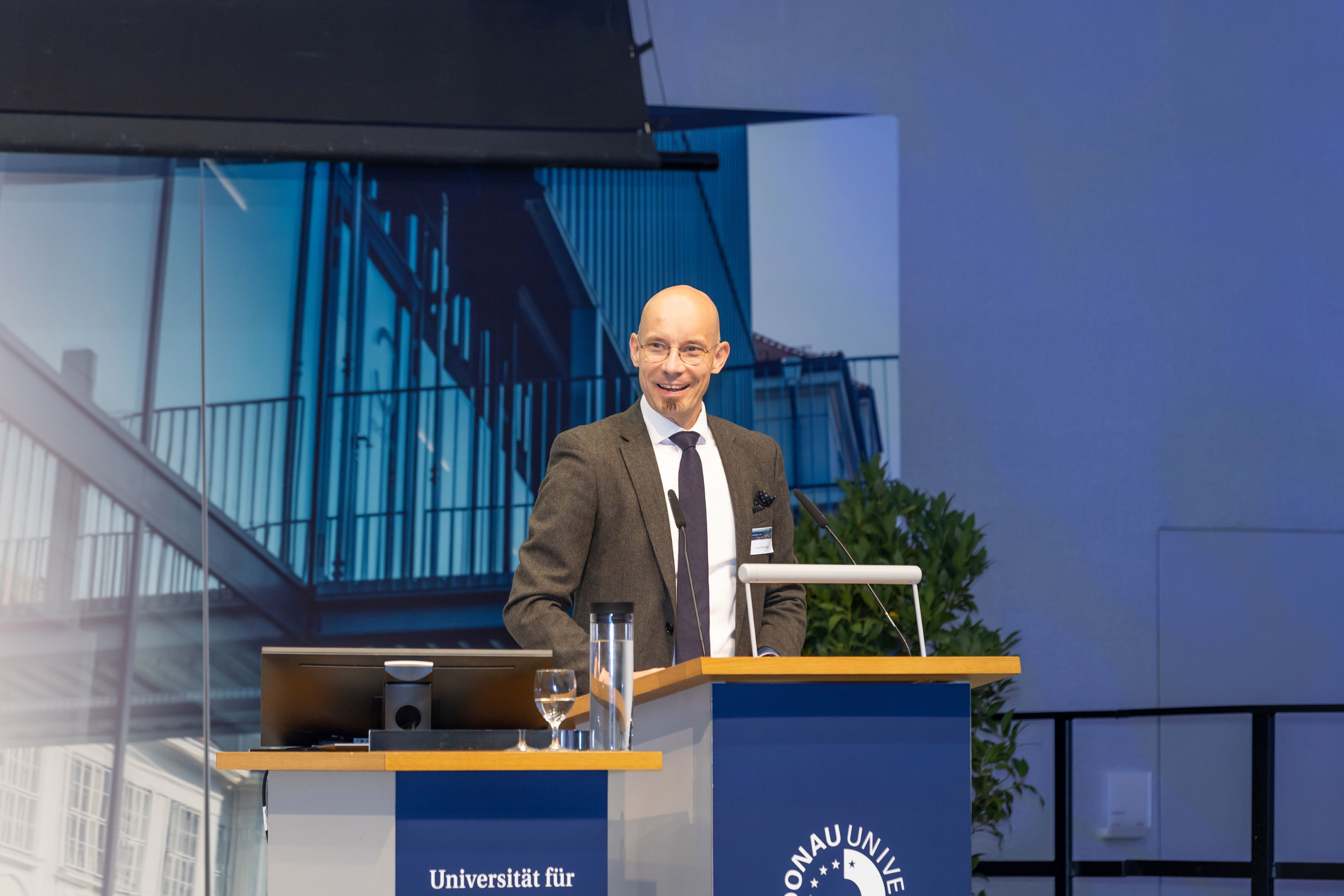 Mag. Armin Laussegger (Leiter der Landessammlungen Niederösterreich, Amt der NÖ Landesregierung und Leiter des Zentrums für Museale Sammlungswissenschaften, Universität für Weiterbildung Krems) bei der Einführung am 1. Konferenztag; Foto: LSNÖ